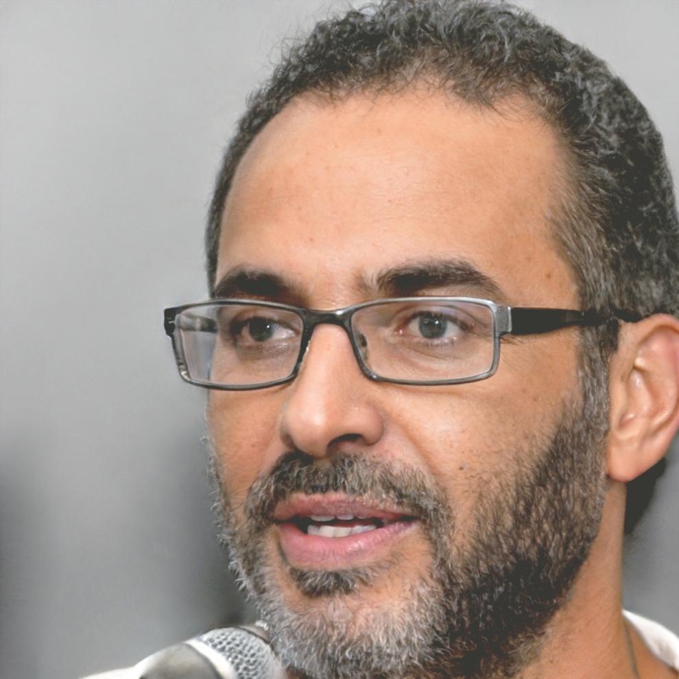 Miguel Torres, analista financiero senior